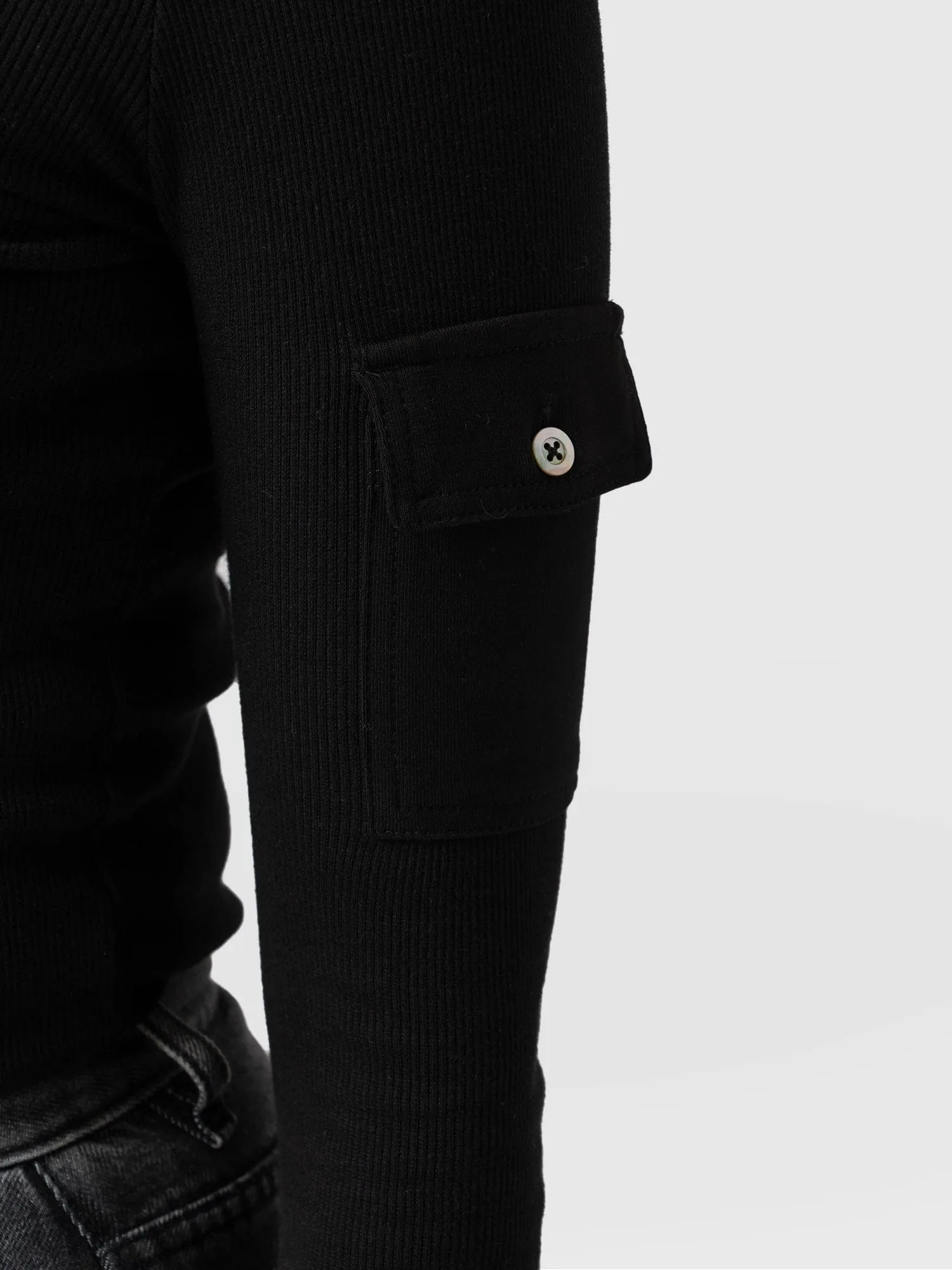 Pocket Turtle Neck - Black